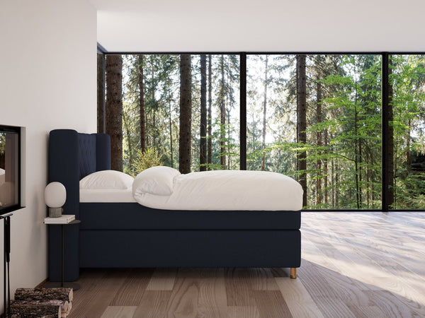 Eira Fjord 140x200 Dyb blå Nordic Dream tilbyder senge med skandinavisk design og højkvalitets materialer. Oplev perfekt komfort for en god nattesøvn. Bestil din i dag!