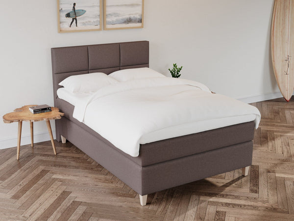 Snefrid Älv 120x200 Mørk Brun Nordic Dream tilbyder senge med skandinavisk design og højkvalitets materialer. Oplev perfekt komfort for en god nattesøvn. Bestil din i dag!