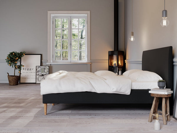 Saga Fjord 180x210 Sort Nordic Dream tilbyder senge med skandinavisk design og højkvalitets materialer. Oplev perfekt komfort for en god nattesøvn. Bestil din i dag!