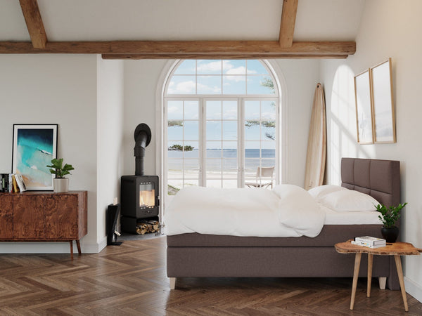 Snefrid Fjäll 180x210 Mørk Brun Nordic Dream tilbyder senge med skandinavisk design og højkvalitets materialer. Oplev perfekt komfort for en god nattesøvn. Bestil din i dag!