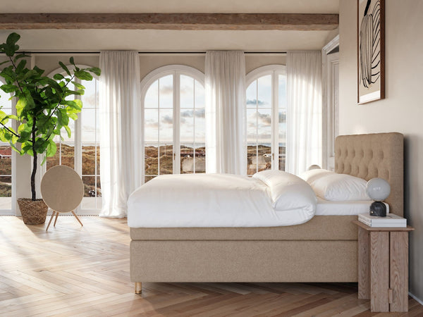 Nora Nordlys 220x220 Bouclé latte Nordic Dream tilbyder senge med skandinavisk design og højkvalitets materialer. Oplev perfekt komfort for en god nattesøvn. Bestil din i dag!