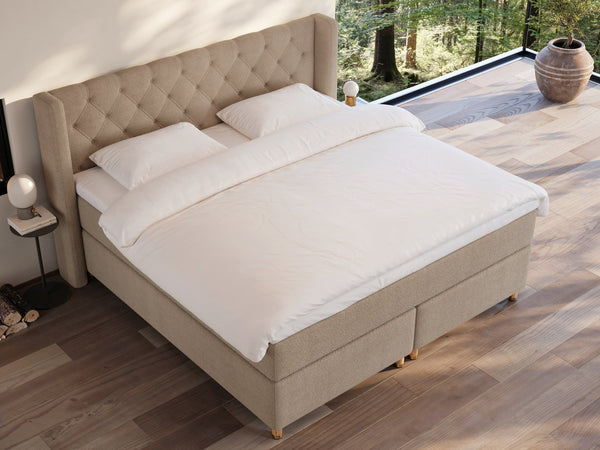 Eira Fjord 200x200 Bouclé latte Nordic Dream tilbyder senge med skandinavisk design og højkvalitets materialer. Oplev perfekt komfort for en god nattesøvn. Bestil din i dag!