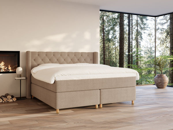 Eira Fjord 220x220 Bouclé latte Nordic Dream tilbyder senge med skandinavisk design og højkvalitets materialer. Oplev perfekt komfort for en god nattesøvn. Bestil din i dag!