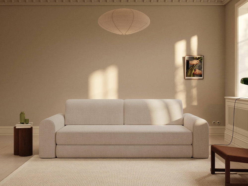 Beige sovesofa Astra 200x200 cm i lyst, vævet stof med bløde runde armlæn og lav ryg i minimalistisk stue