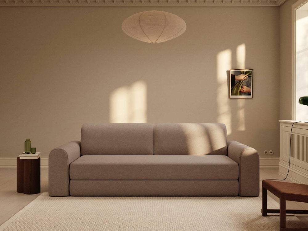 Brun 200x200 cm sovesofa i støvet beigebrun stof, runde armlæn og enkel tre-sædskomposition i lyst, minimalistisk rum