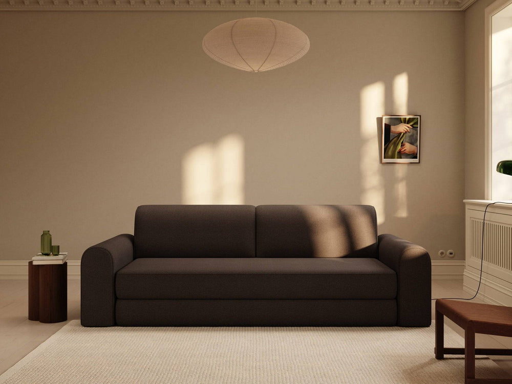 Mørk chokoladebrun sovesofa Astra 200x200 cm, kraftig stofpolstring, afrundede armlæn, minimalistisk stueopsætning.