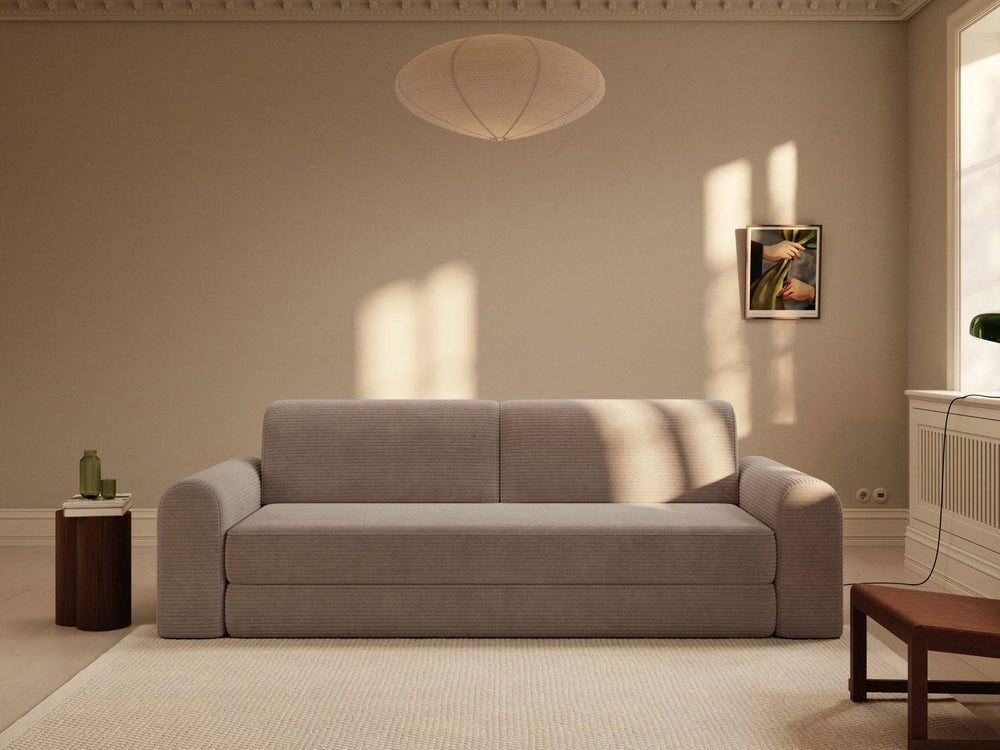 Sovesofa Astra 200x200 cm i lattefarvet fløjl, enkel, boxy form med afrundede armlæn i lyst minimalistisk rum