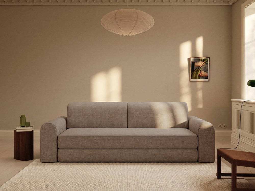 Sovesofa Astra 200x200 cm i latte farvet stof, bløde afrundede armlæn, enkel moderne form i lyst, roligt rum