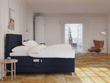 Aura Fjord 180x210 Dyb blå Nordic Dream tilbyder senge med skandinavisk design og højkvalitets materialer. Oplev perfekt komfort for en god nattesøvn. Bestil din i dag!