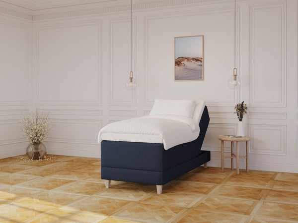 Aura Fjord 90x210 Dyb blå Nordic Dream tilbyder senge med skandinavisk design og højkvalitets materialer. Oplev perfekt komfort for en god nattesøvn. Bestil din i dag!