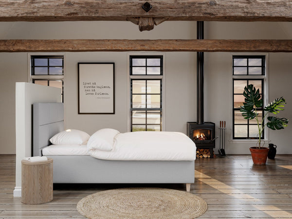 Freja Nordlys 140x200 Lys grå Nordic Dream tilbyder senge med skandinavisk design og højkvalitets materialer. Oplev perfekt komfort for en god nattesøvn. Bestil din i dag!