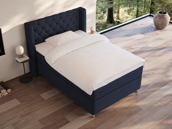 Eira Fjord 140x200 Dyb blå Nordic Dream tilbyder senge med skandinavisk design og højkvalitets materialer. Oplev perfekt komfort for en god nattesøvn. Bestil din i dag!