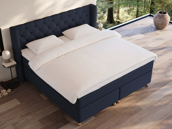 Eira Fjord 220x220 Dyb blå Nordic Dream tilbyder senge med skandinavisk design og højkvalitets materialer. Oplev perfekt komfort for en god nattesøvn. Bestil din i dag!