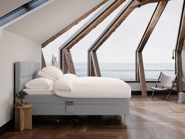 Ragna Fjord 180x200 Lys grå Nordic Dream tilbyder senge med skandinavisk design og højkvalitets materialer. Oplev perfekt komfort for en god nattesøvn. Bestil din i dag!