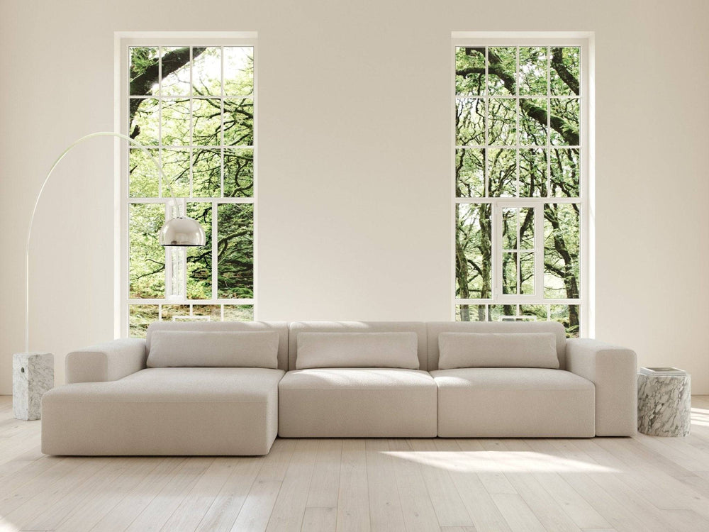Sovesofa Aria 150x365 i bouclé cream, modulær lav sofa med chaiselong, bløde puder og rundede armlæn i lyst rum