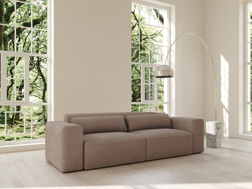 Lattefarvet bouclé sovesofa Amaia 150x263, bløde afrundede armlæn og lave rygpuder i lyst, minimalistisk rum