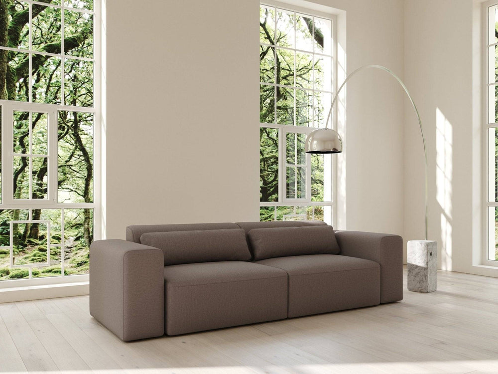 Mocha-farvet Amaia sovesofa 150x263 cm i blødt stof, boxy armlæn og lave rygpuder i lyst, minimalistisk rum