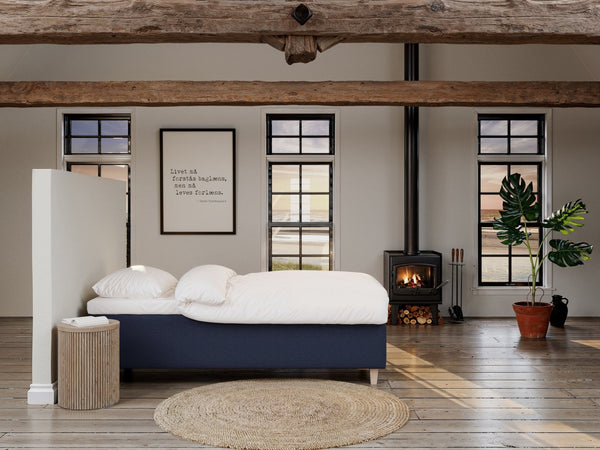 Freja Älv 90x200 Dyb blå Nordic Dream tilbyder senge med skandinavisk design og højkvalitets materialer. Oplev perfekt komfort for en god nattesøvn. Bestil din i dag!