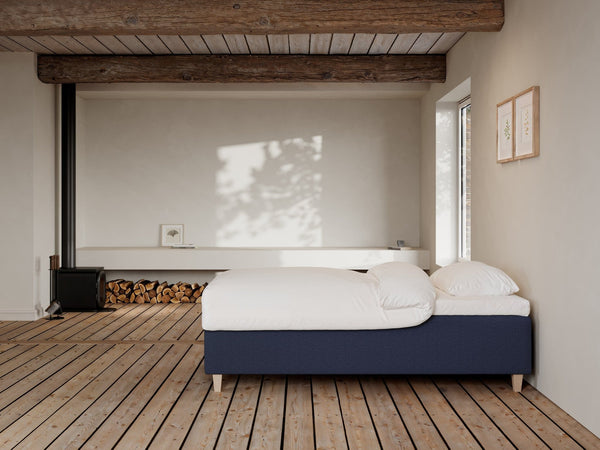 Freja Fjord 90x200 Dyb blå Nordic Dream tilbyder senge med skandinavisk design og højkvalitets materialer. Oplev perfekt komfort for en god nattesøvn. Bestil din i dag!