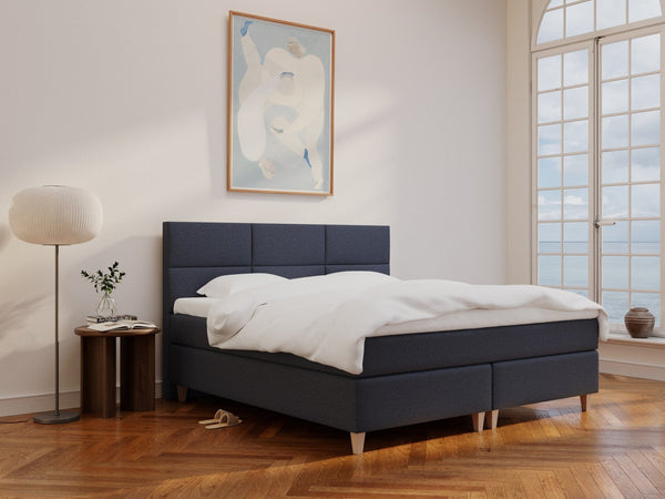 Snefrid Älv 220x220 Dyb blå Nordic Dream tilbyder senge med skandinavisk design og højkvalitets materialer. Oplev perfekt komfort for en god nattesøvn. Bestil din i dag!