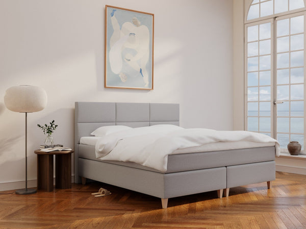 Snefrid Älv 220x220 Lys grå Nordic Dream tilbyder senge med skandinavisk design og højkvalitets materialer. Oplev perfekt komfort for en god nattesøvn. Bestil din i dag!