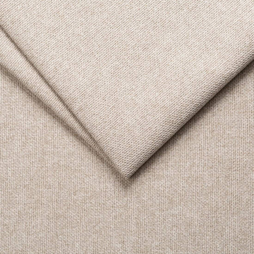 Lysebeige stofprøve i macchiato-farve, tæt vævet tekstur, foldet hjørne vist, 20x10 cm prøve.