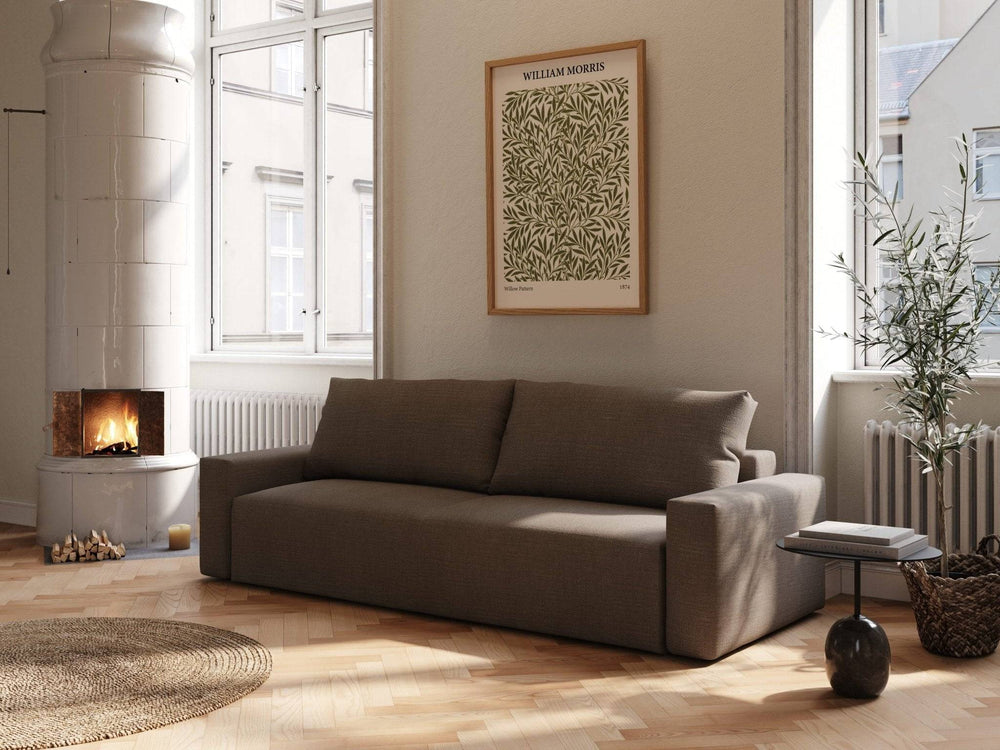 Mara sovesofa 145x200 cm i skovbrun stof, enkel boxform med brede armlæn i lys stue ved vindue og pejs