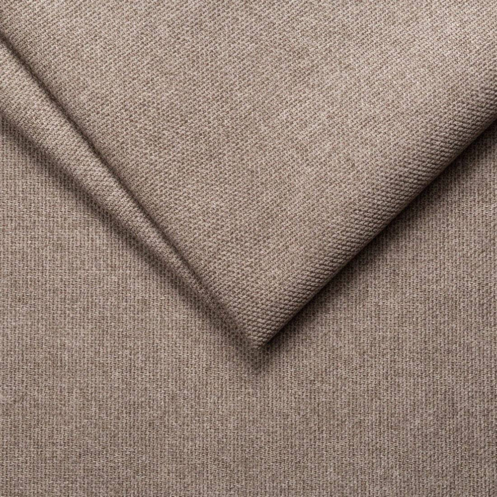 Stofprøve i mocha-beige, tæt vævet tekstur med fint twill-mønster, foldet hjørne viser stofets tykkelse og struktur