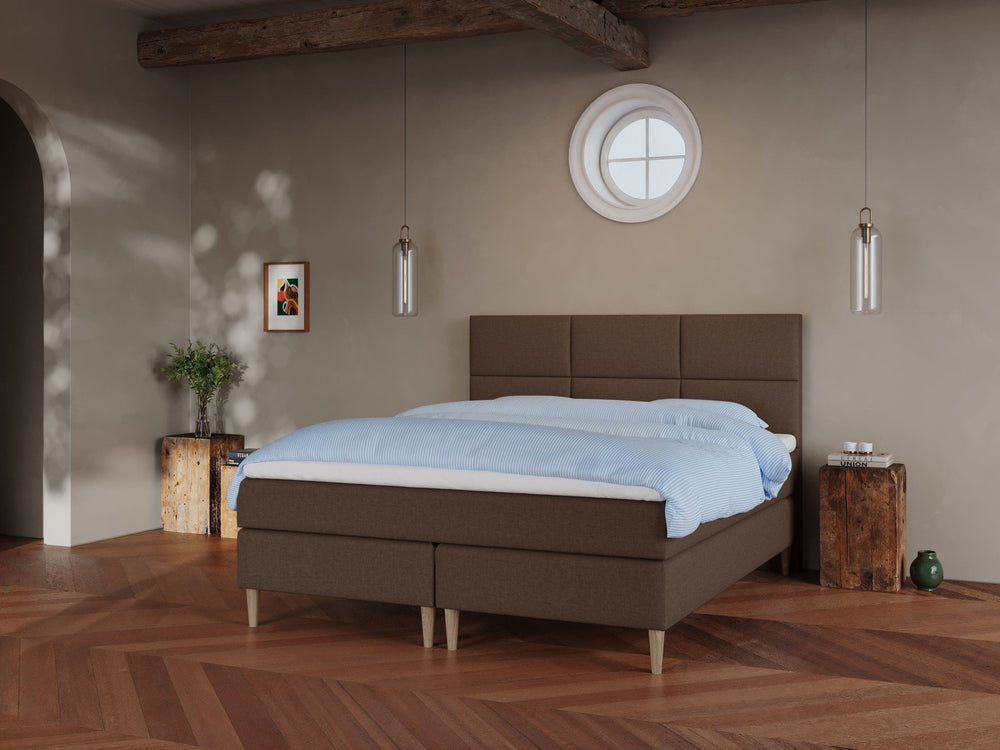 Svanhild Fjord 160x200 Mørk brun Nordic Dream tilbyder senge med skandinavisk design og højkvalitets materialer. Oplev perfekt komfort for en god nattesøvn. Bestil din i dag!