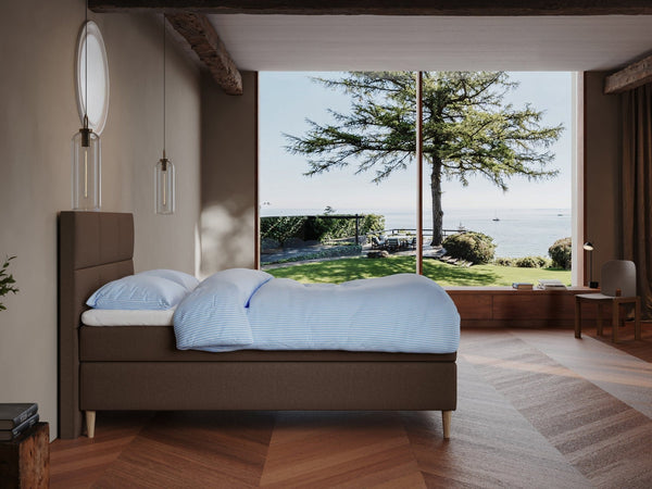 Svanhild Fjord 120x200 Mørk brun Nordic Dream tilbyder senge med skandinavisk design og højkvalitets materialer. Oplev perfekt komfort for en god nattesøvn. Bestil din i dag!