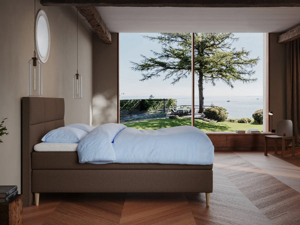Svanhild Fjord 160x200 Mørk brun Nordic Dream tilbyder senge med skandinavisk design og højkvalitets materialer. Oplev perfekt komfort for en god nattesøvn. Bestil din i dag!