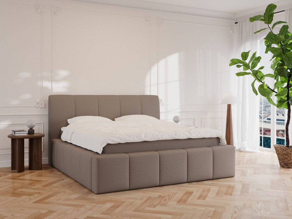 Mocha polstret seng 140x200 med lodrette syninger, beige-brun stof, hvidt sengetøj i lyst, minimalistisk soveværelse.