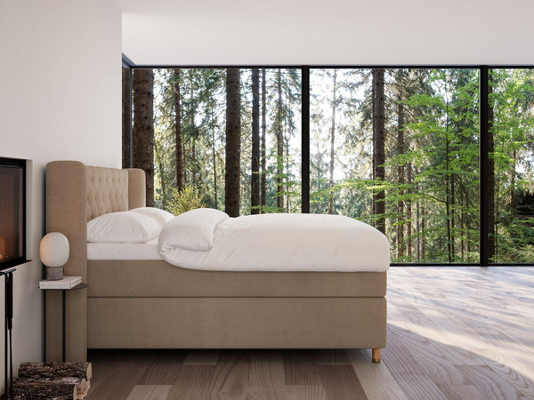 Eira Fjord 200x200 Bouclé latte Nordic Dream tilbyder senge med skandinavisk design og højkvalitets materialer. Oplev perfekt komfort for en god nattesøvn. Bestil din i dag!