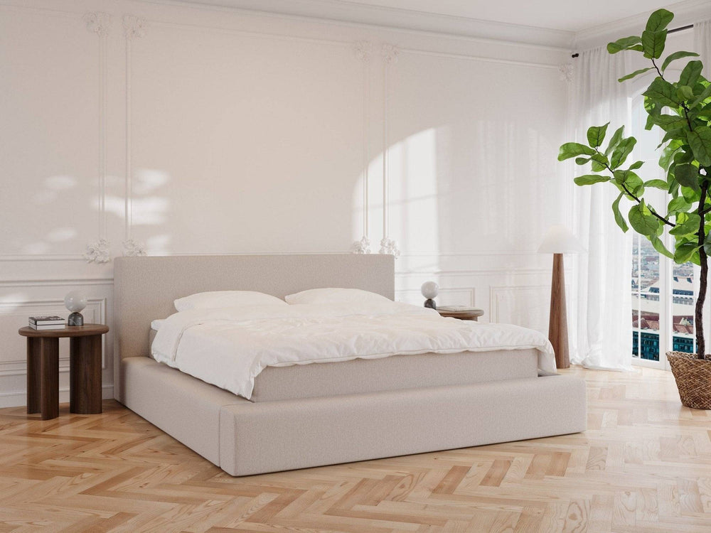 Seng Nova Fjäll 140x200 i macchiato stof, lav polstret ramme og rektangulært hovedgærde i lyst beige i minimalistisk