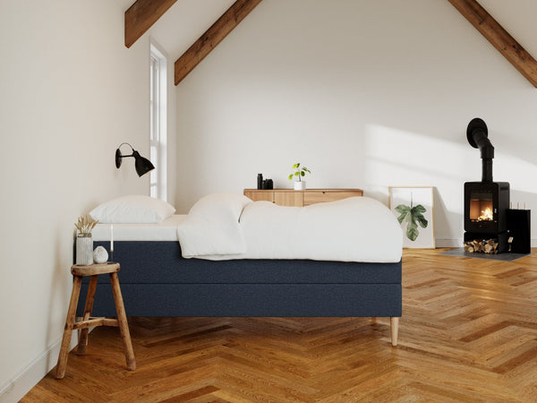 Astrid Nordlys 80x200 Dyb blå Nordic Dream tilbyder senge med skandinavisk design og højkvalitets materialer. Oplev perfekt komfort for en god nattesøvn. Bestil din i dag!