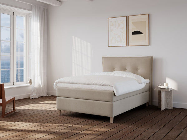 Snefrid Nordlys 120x200 Bouclé latte Nordic Dream tilbyder senge med skandinavisk design og højkvalitets materialer. Oplev perfekt komfort for en god nattesøvn. Bestil din i dag!