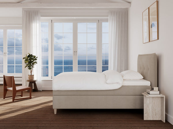 Snefrid Nordlys 120x200 Bouclé latte Nordic Dream tilbyder senge med skandinavisk design og højkvalitets materialer. Oplev perfekt komfort for en god nattesøvn. Bestil din i dag!