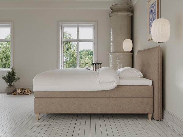 Snefrid Älv 120x200 Bouclé latte Nordic Dream tilbyder senge med skandinavisk design og højkvalitets materialer. Oplev perfekt komfort for en god nattesøvn. Bestil din i dag!