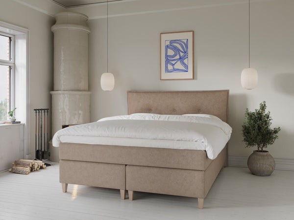 Snefrid Fjäll 180x210 Bouclé latte Nordic Dream tilbyder senge med skandinavisk design og højkvalitets materialer. Oplev perfekt komfort for en god nattesøvn. Bestil din i dag!