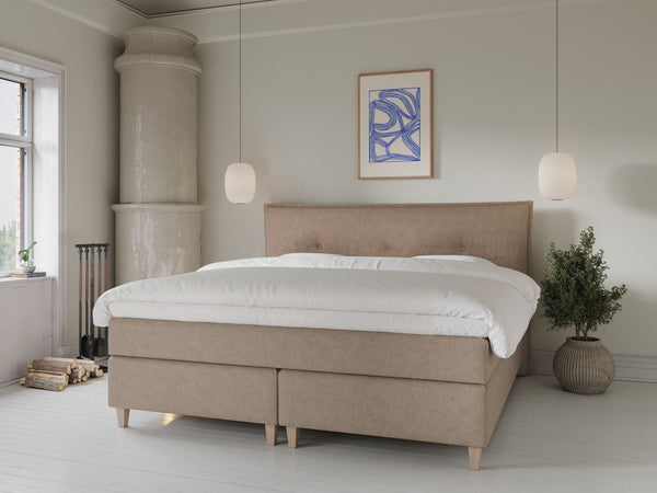 Snefrid Älv 220x220 Bouclé latte Nordic Dream tilbyder senge med skandinavisk design og højkvalitets materialer. Oplev perfekt komfort for en god nattesøvn. Bestil din i dag!