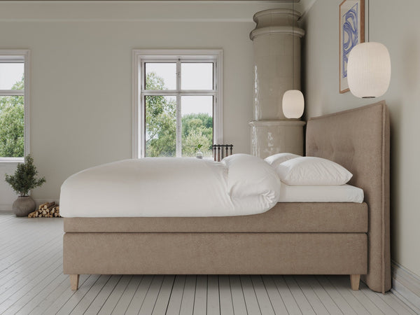 Snefrid Älv 220x220 Bouclé latte Nordic Dream tilbyder senge med skandinavisk design og højkvalitets materialer. Oplev perfekt komfort for en god nattesøvn. Bestil din i dag!