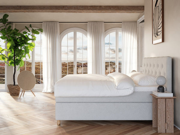 Nora Nordlys 220x220 Bouclé cream Nordic Dream tilbyder senge med skandinavisk design og højkvalitets materialer. Oplev perfekt komfort for en god nattesøvn. Bestil din i dag!