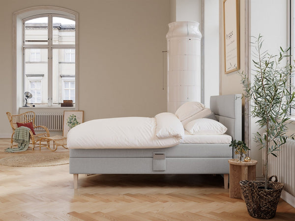 Ragna Älv 160x200 Lys grå Nordic Dream tilbyder senge med skandinavisk design og højkvalitets materialer. Oplev perfekt komfort for en god nattesøvn. Bestil din i dag!