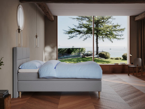 Svanhild Fjäll 140x200 Lys grå Nordic Dream tilbyder senge med skandinavisk design og højkvalitets materialer. Oplev perfekt komfort for en god nattesøvn. Bestil din i dag!