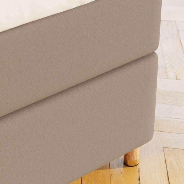 Nora Fjäll 220x220 Brun Nordic Dream tilbyder senge med skandinavisk design og højkvalitets materialer. Oplev perfekt komfort for en god nattesøvn. Bestil din i dag!