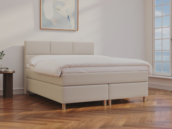 Snefrid Älv 220x220 Bouclé latte Nordic Dream tilbyder senge med skandinavisk design og højkvalitets materialer. Oplev perfekt komfort for en god nattesøvn. Bestil din i dag!