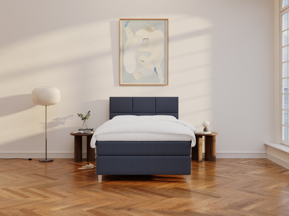 Snefrid Älv 120x200 Dyb blå Nordic Dream tilbyder senge med skandinavisk design og højkvalitets materialer. Oplev perfekt komfort for en god nattesøvn. Bestil din i dag!