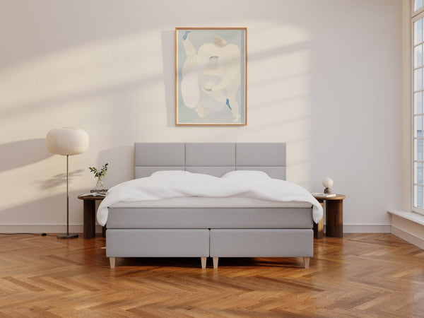 Snefrid Älv 220x220 Lys grå Nordic Dream tilbyder senge med skandinavisk design og højkvalitets materialer. Oplev perfekt komfort for en god nattesøvn. Bestil din i dag!