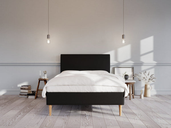 Saga Fjord 140x200 Sort Nordic Dream tilbyder senge med skandinavisk design og højkvalitets materialer. Oplev perfekt komfort for en god nattesøvn. Bestil din i dag!