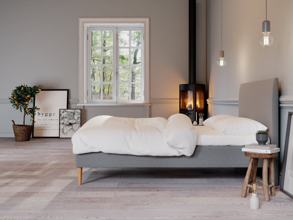 Saga Fjord 140x200 Grå Nordic Dream tilbyder senge med skandinavisk design og højkvalitets materialer. Oplev perfekt komfort for en god nattesøvn. Bestil din i dag!